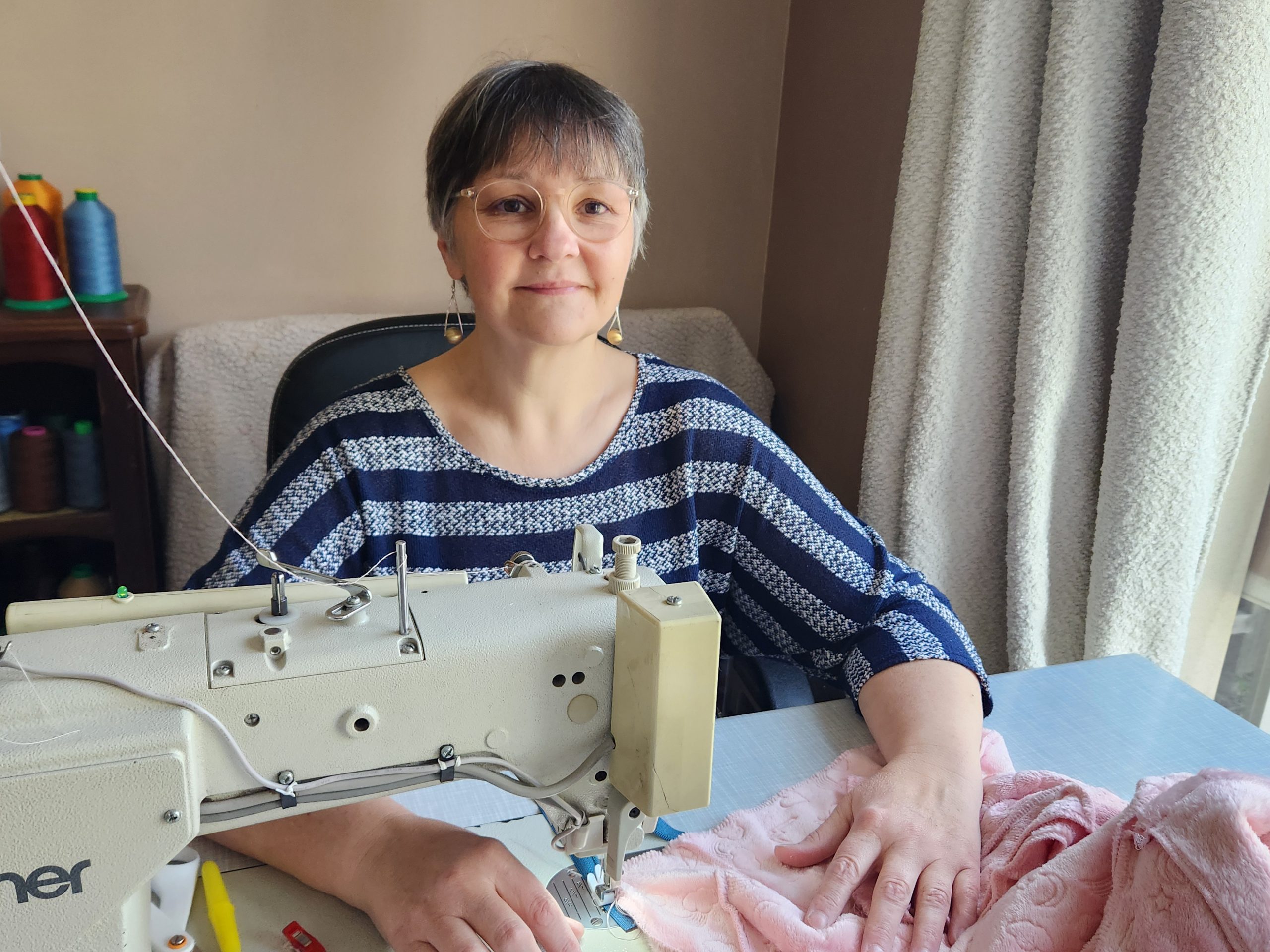 Annie, couturière en train de coudre dans son atelier à Saint-Léger-de-Linières – Les Coutures de Clalinott. Spécialiste des retouches, créations sur mesure et vêtements adaptés.