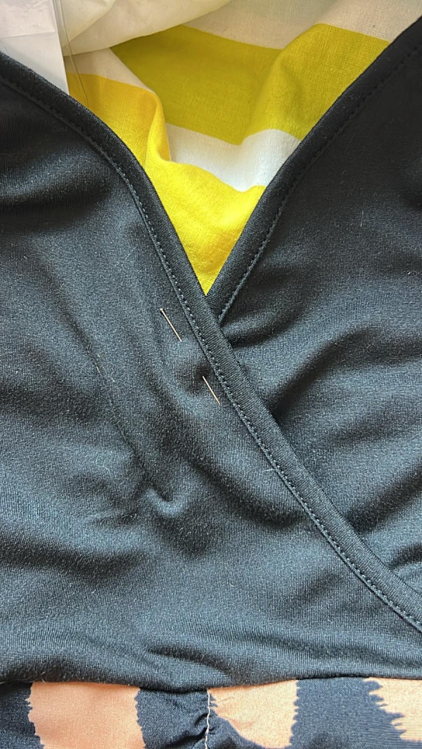 Petit haut avec un col baillant avant ajustement avec une agrafe invisible.