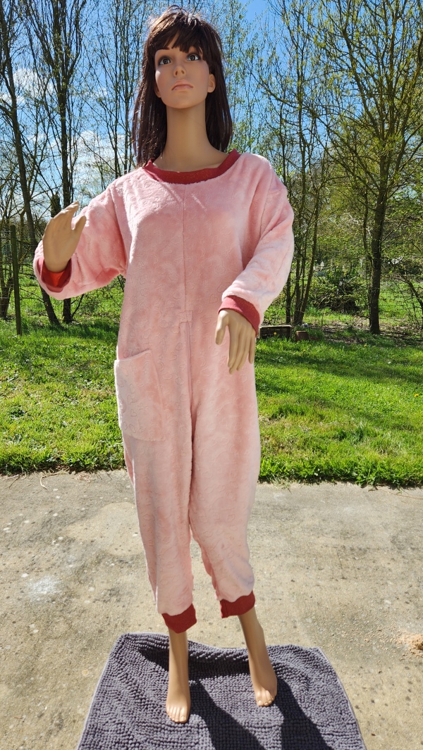Grenouillère adaptée pour handicap, chaude, rose avec bord-côte bordeaux et paillettes, idéale pour l'hiver.