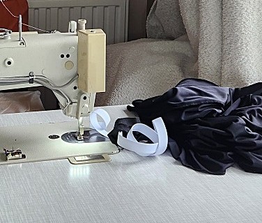 Retouche de jupe avec ajout d’un élastique à la piqueuse plate.