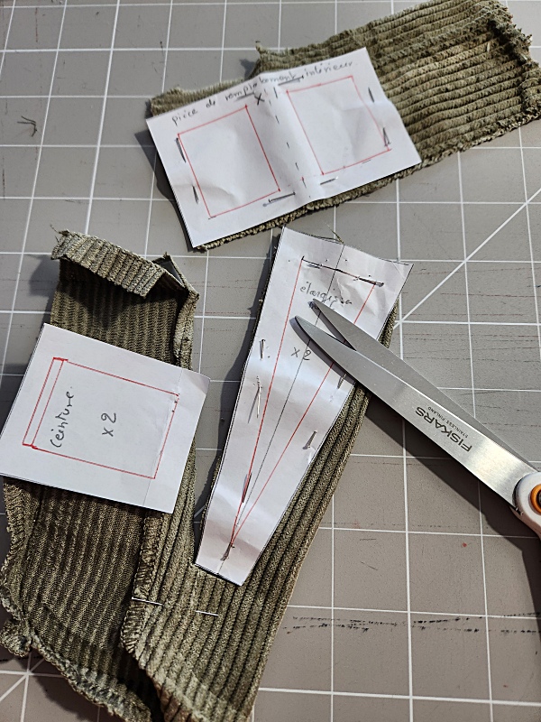 Préparation des pièces pour l'élargissement d’un pantalon au niveau de la taille et des hanches.