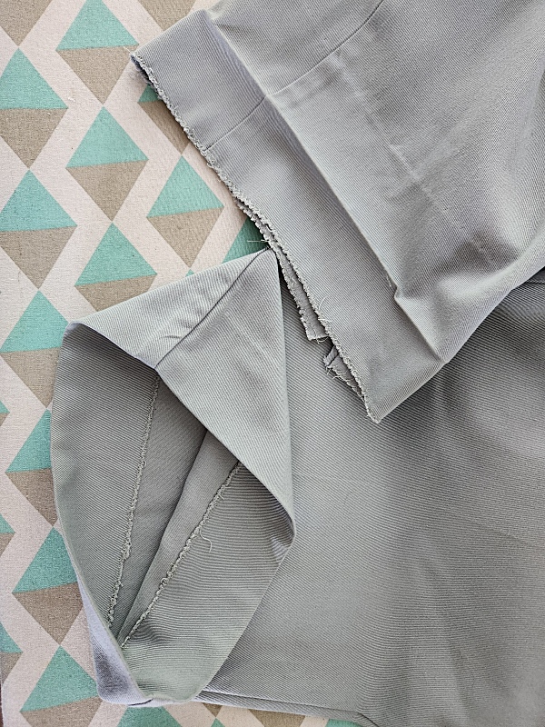 Bas de pantalon avant retouche pour diminution de la largeur et de la longueur.