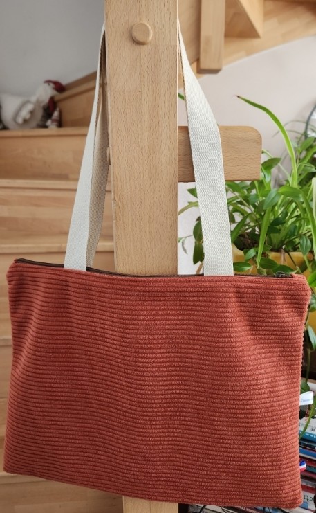 Sac pour petit ordinateur ou tablette en velours côtelé terracotta, avec zip, sangle écrue, 1 poche intérieure, dimensions L37,5 cm x H28 cm, vue face.