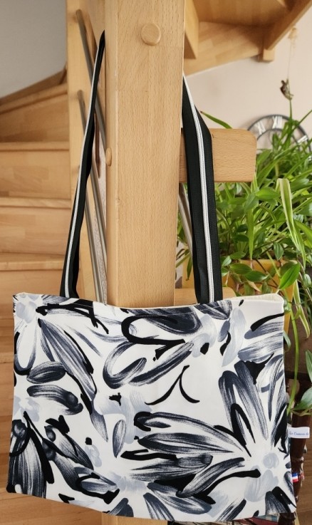 Sac pour petit ordinateur ou tablette, noir et blanc à fleurs, avec sangle zip métallique, 2 poches intérieures, dimensions du sac L38 cm x H27,5 cm.