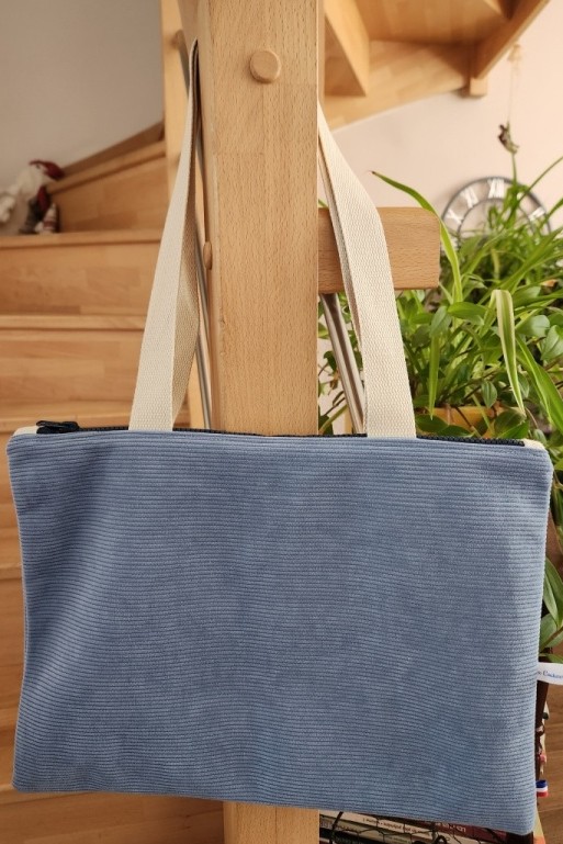 Sac pour petit ordinateur ou tablette en velours côtelé bleu, avec zip, sangle écrue, 1 poche intérieure, dimensions L37,5 cm x H28 cm, vue arrière.
