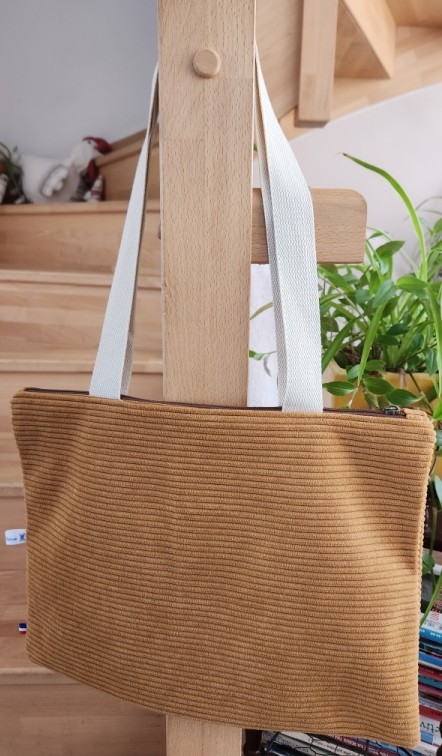 Sac pour petit ordinateur ou tablette en velours côtelé ocre, avec zip, sangle écrue, 1 poche intérieure, dimensions L37,5 cm x H28 cm, vue arrière.