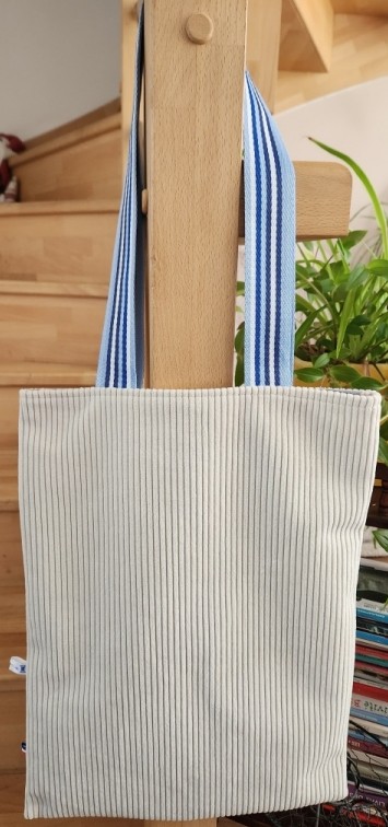 Tot bag en velours côtelé écru, dimensions L33 cm x H43 cm, avec sangle blanche et bleue, 1 poche intérieure, vue arrière.