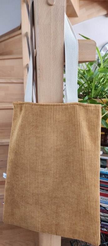 Tot bag en velours côtelé ocre, dimensions L33 cm x H43 cm, avec sangle écrue, 1 poche intérieure, vue arrière.