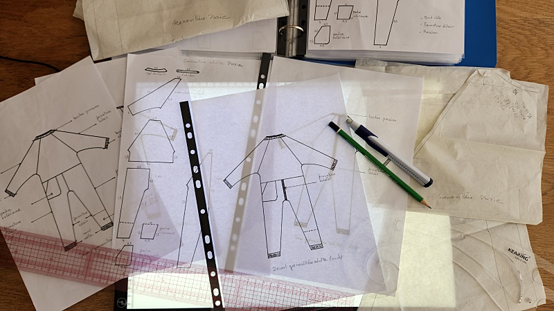 Croquis de plusieurs modèles de grenouillères adaptées, conçues pour faciliter l’habillage et le confort des personnes en situation de handicap.