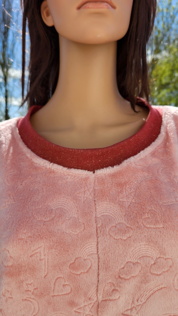 Grenouillère adaptée hiver chaude rose avec bord côte bordeaux pailleté, col devant, conçue pour les personnes en situation de handicap.