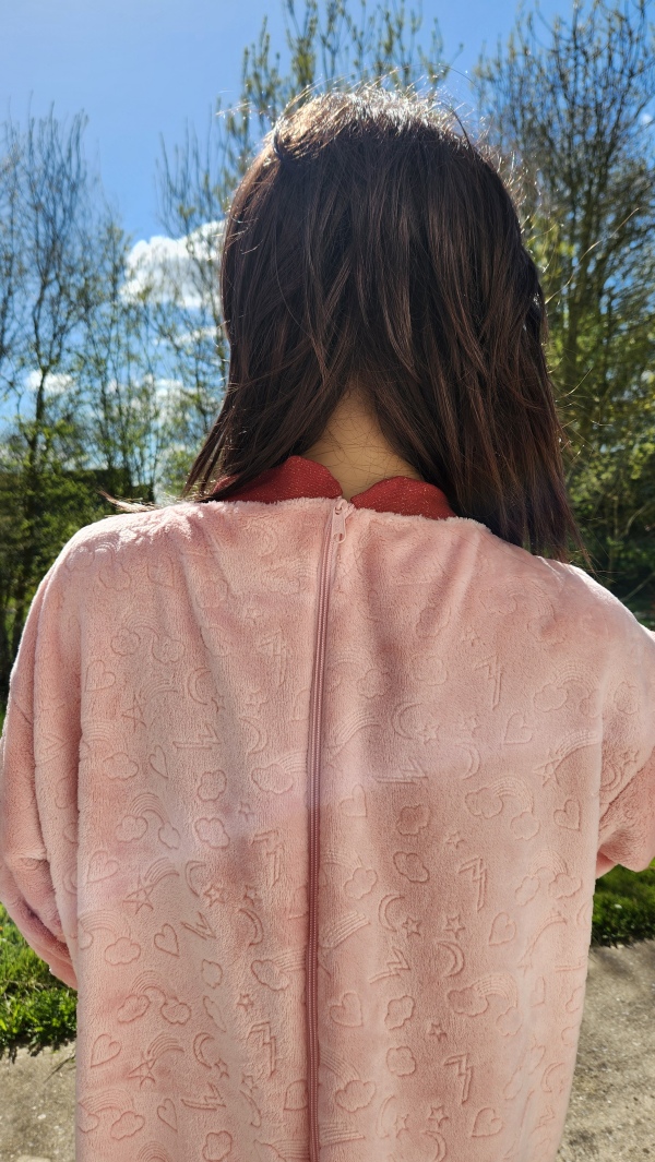 Grenouillère adaptée hiver chaude rose avec bord côte bordeaux pailleté, col au dos, conçue pour les personnes en situation de handicap.