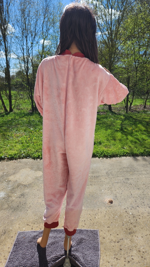 Grenouillère adaptée hiver chaude rose avec bord côte bordeaux pailleté, vue du dos avec col, conçue pour les personnes en situation de handicap.