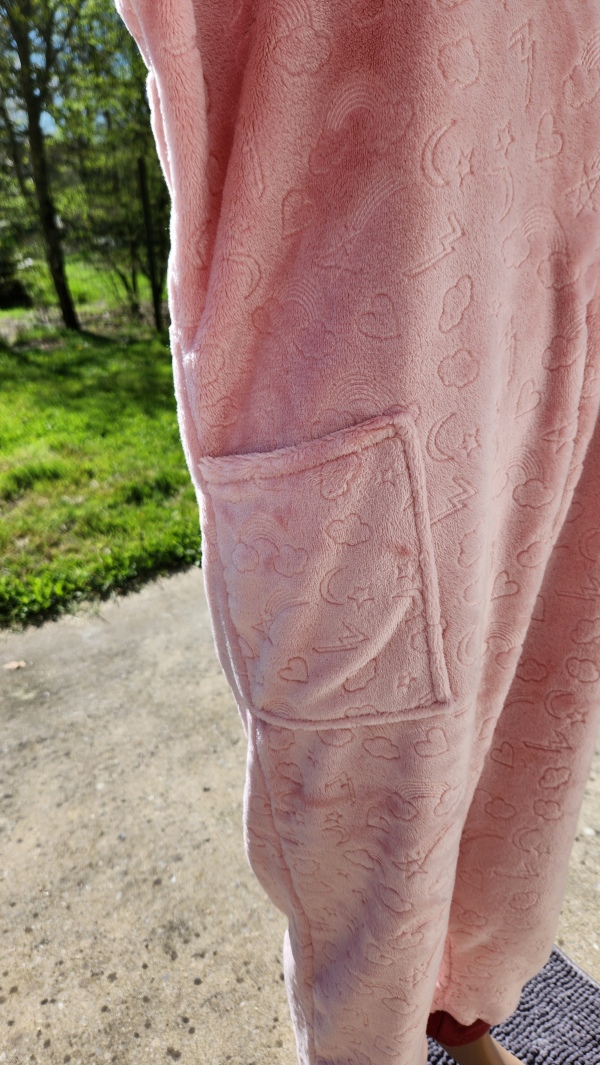 Grenouillère adaptée hiver chaude rose avec bord côte bordeaux pailleté et poche, spécialement conçue pour les personnes en situation de handicap.