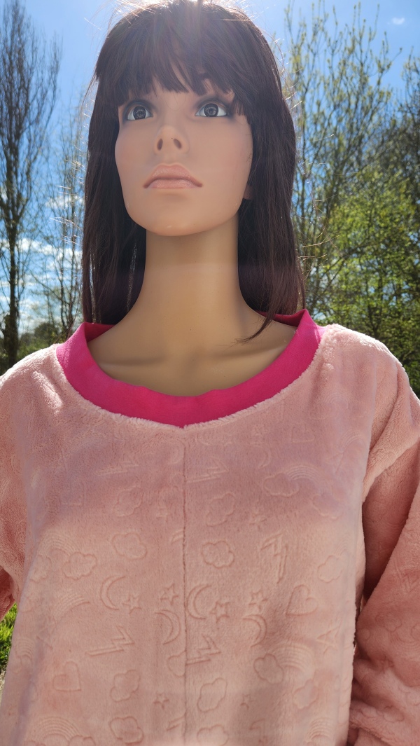 Grenouillère adaptée hiver rose avec bord côte rose pailleté, vue avant du col, idéale pour les personnes en situation de handicap.