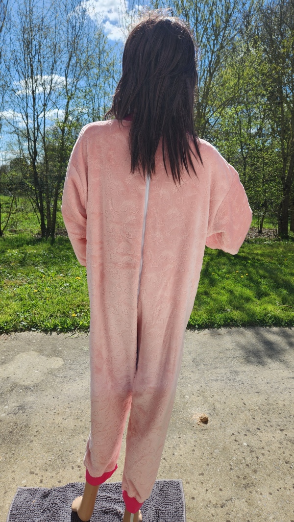 Grenouillère adaptée hiver rose avec bord côte rose pailleté au dos, conçue pour les personnes en situation de handicap.