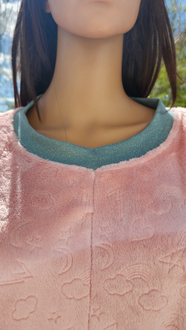 Grenouillère adaptée hiver rose avec bord côte vert pailleté et col, pour un confort optimal.