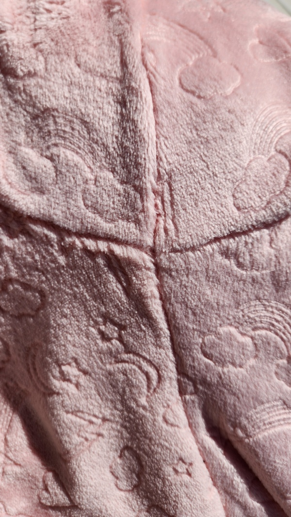 Grenouillère adaptée hiver rose avec bord côte vert pailleté, coutures croisées extérieures, vue en détail.