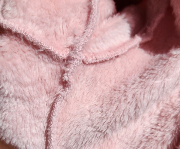 Grenouillère adaptée hiver rose avec bord côte vert pailleté, coutures croisées et surjet intérieur