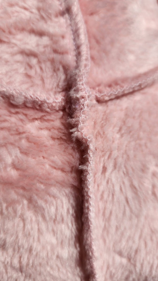 Grenouillère adaptée hiver rose avec bord côte vert pailleté, coutures croisées et surjet intérieur