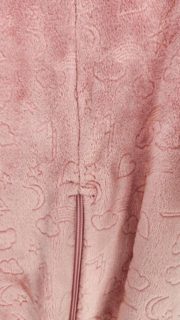 Grenouillère adaptée handicap, chaude, rose avec bords verts et paillettes, fermeture glissière devant, hiver.