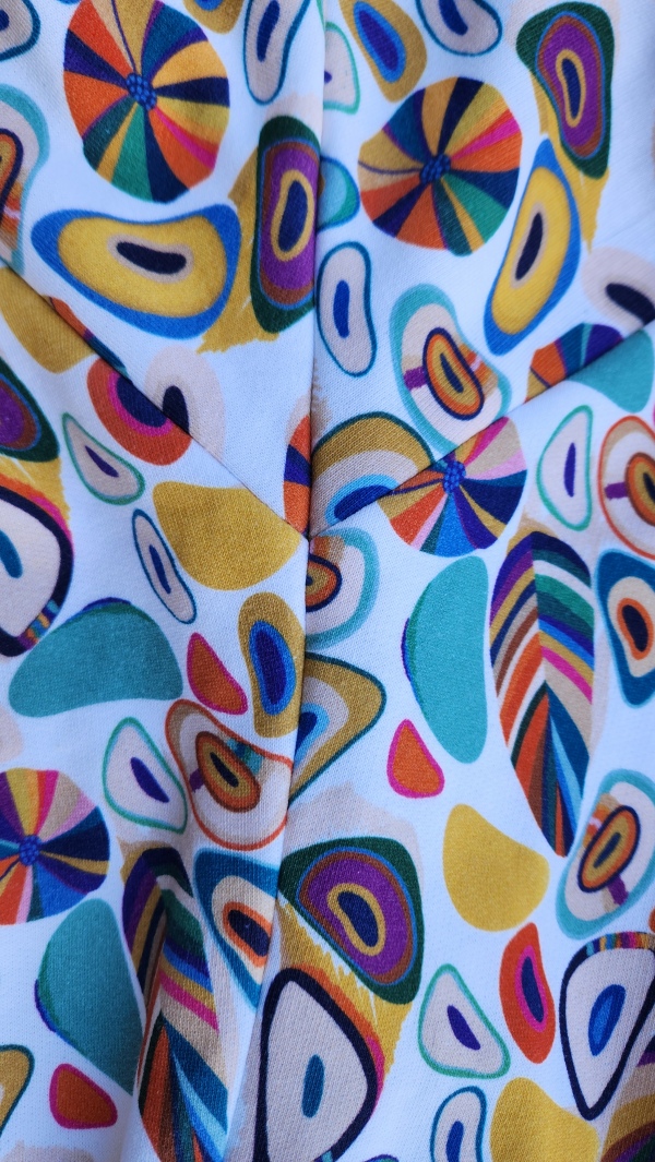 Coutures croisées sous la manche de la grenouillère adaptée handicap colorée.