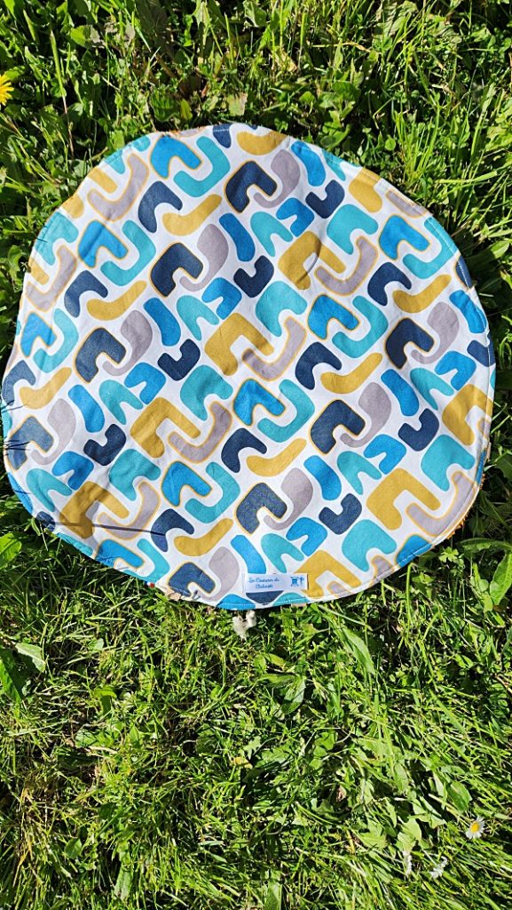 Tapis pieds au sec bleu, ocre, gris et blanc, côté imperméable, accessoire piscine-plage.