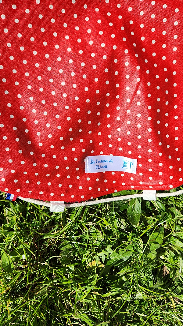 Tapis pieds au sec rouge et blanc, côté imperméable avec étiquette Clalinott, accessoire plage-piscine.