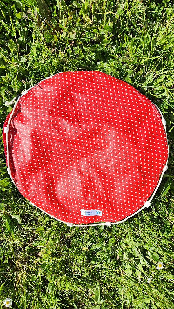 Tapis pieds au sec rouge et blanc, côté imperméable, accessoire pour piscine et plage.