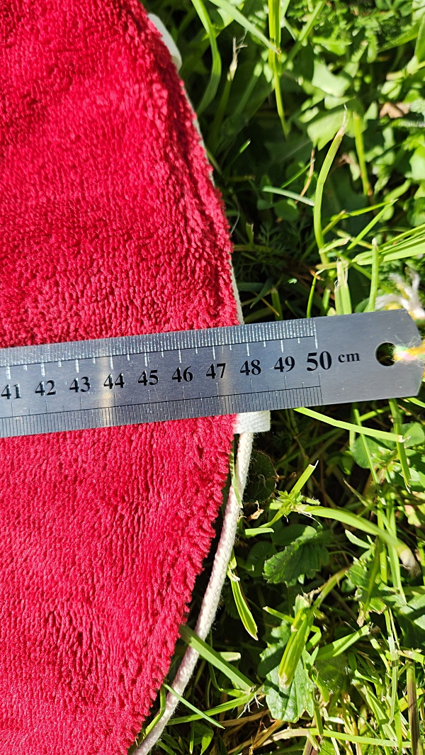Tapis rouge et blanc, accessoire piscine-plage, mesure 48 cm.