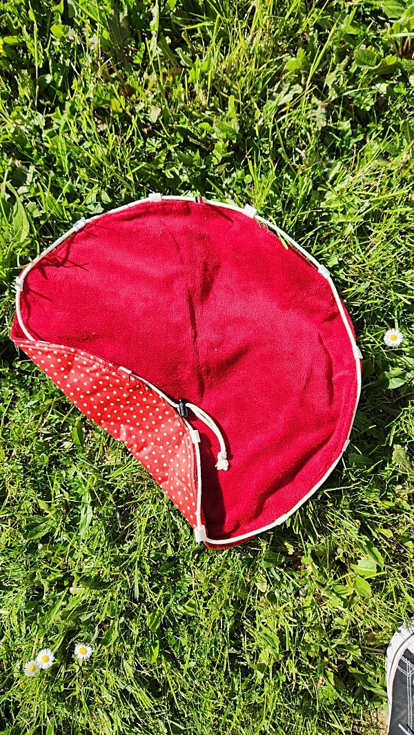 Tapis pieds au sec rouge et blanc, vue de côté montrant côté éponge et imperméable, accessoire piscine-plage.