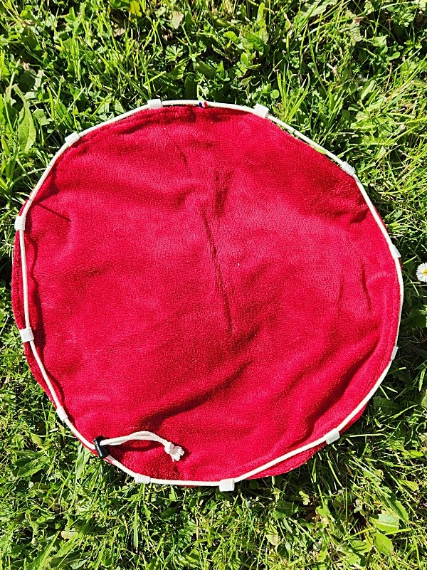 Tapis pieds au sec rouge et blanc, vue de côté, côté éponge, pour piscine et plage.