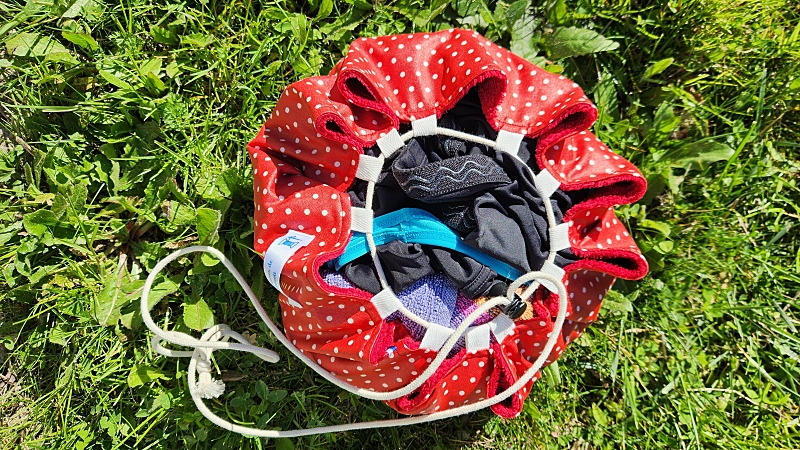 Tapis pieds au sec rouge et blanc, plié en forme de pochon, accessoire piscine-plage